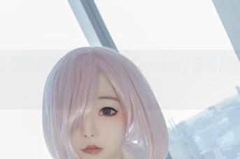 一件白衬衫的反叛：Kitkat Cosplay在线图集的另类视角